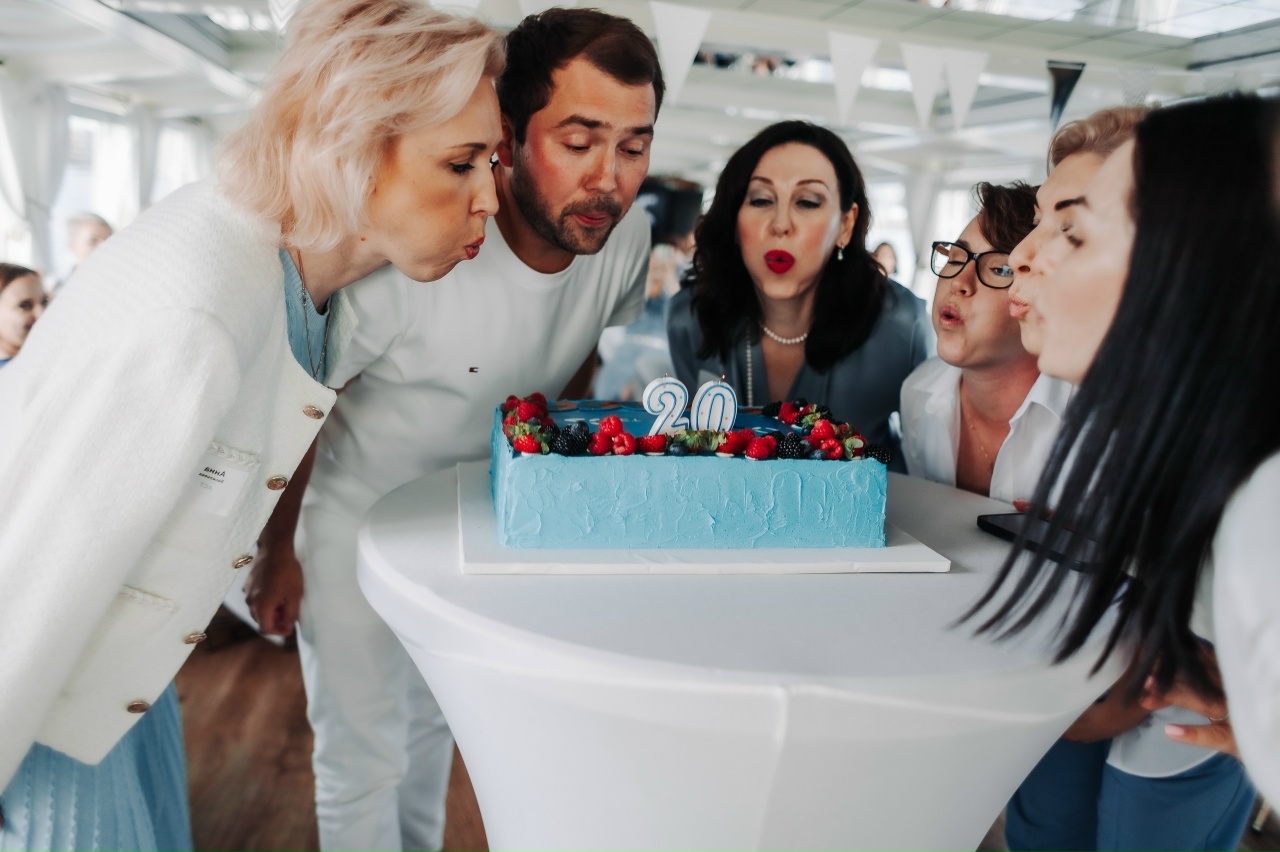 Вперед и с песней